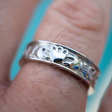 Load image into Gallery viewer, Claddagh Promise™ 18K White Gold Men's Ring