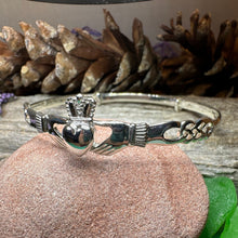 Load image into Gallery viewer, Laune Claddagh Bracelet