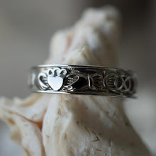 Load image into Gallery viewer, Claddagh Promise™ 18K White Gold Men&#39;s Ring
