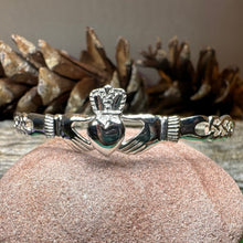 Load image into Gallery viewer, Laune Claddagh Bracelet
