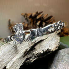 Load image into Gallery viewer, Knotwork Claddagh Bangle Bracelet
